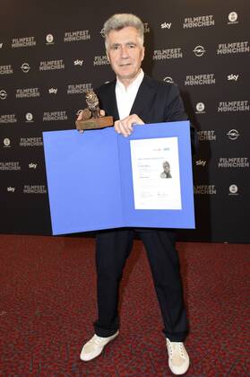 Stephan Hutter mit dem ARRI Osram Award für The Salesman stellvertretend für Asghar Farhadi bei der Preisverleihung auf dem 34. Filmfest München 2016 im Festivalzentrum Gasteig. München, 02.07.2016 Foto:xP.xSchönbergerx xFuturexImage