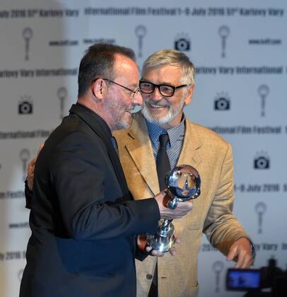French actor Jean Reno, left, holds the Festival President s Award at the 51st Karlovy Vary International Film Festival in Karlovy Vary, Czech Republic, July 4, 2016. At right is Film Festival President Jiri Bartoska. (CTKxPhoto SlavomirxKubes) CTKPhotoP201607040863601  KBS_0041