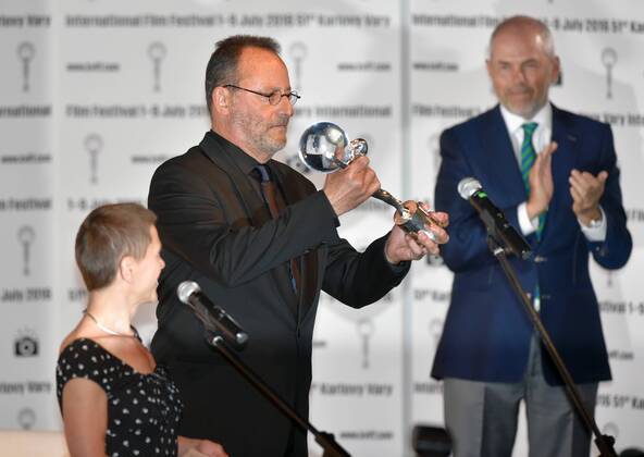 French actor Jean Reno holds the Festival President s Award at the 51st Karlovy Vary International Film Festival in Karlovy Vary, Czech Republic, July 4, 2016. (CTKxPhoto SlavomirxKubes) CTKPhotoP201607040865401  KBS_0077