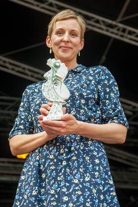 RUTH Preisverleihung auf Heidecksburg Die RUTH-Preisträger 2016 Royal Street Orchestra mit der Förder-RUTH 2016 Matthias Schriefl mit der Festival-RUTH 2016 Andrea Hotzko mit der Ehren-RUTH 2016 Stoppok - Hauptpreis zur RUTH 2016 im Bild: Andrea Hotzko 26. Rudolstadt Festival - Roots Folk Weltmusik