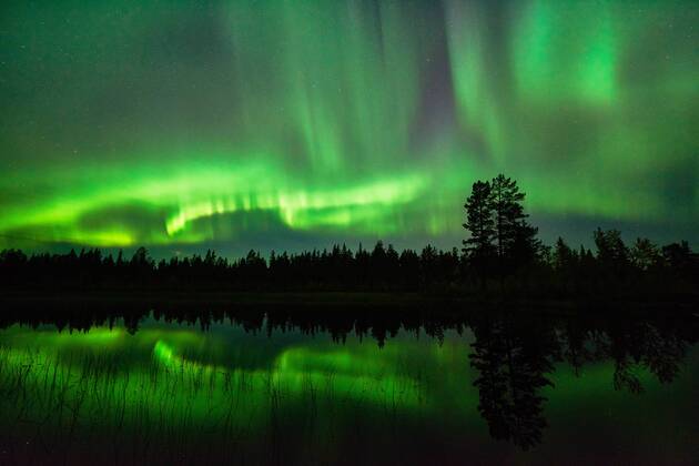 Nordlicht (Aurora borealis) spiegelt sich in einem See, Norrbotten, Lappland, Schweden, September 2015 McPGUN McPGUN