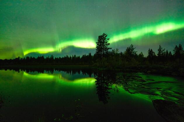 Nordlicht (Aurora borealis) spiegelt sich in einem See, Norrbotten, Lappland, Schweden, September 2015 McPGUN McPGUN