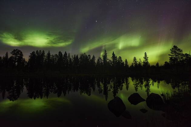 Nordlicht (Aurora borealis) spiegelt sich in einem See, Norrbotten, Lappland, Schweden, September 2015 McPGUN McPGUN
