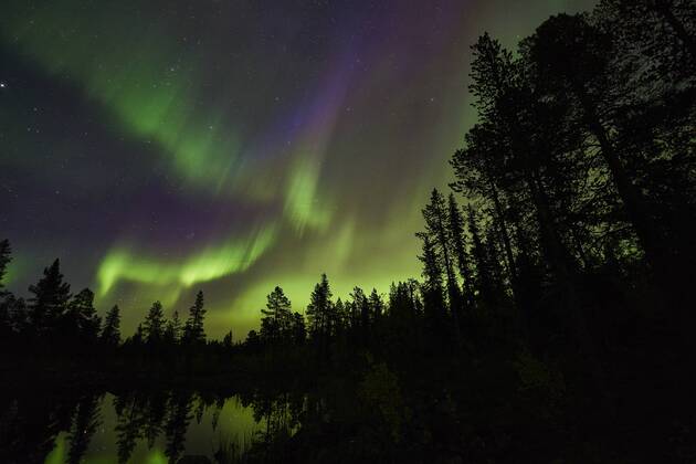 Nordlicht (Aurora borealis) spiegelt sich in einem See, Norrbotten, Lappland, Schweden, September 2015 McPGUN McPGUN