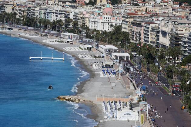 Bilder des Tages Anschlag in Nizza - Strand am Morgen nach der Tat 209561 Francois Glories Starface 2016-07-15 Nice France Attentat terroriste à Nice: Atmosphères sur la plage et la promenade. _sans_perso  Copyright: xFrancoisxGloriesx xStarfacex STAR_209561_010