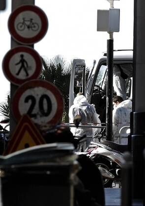 Anschlag in Nizza - Spurensicherung am Lkw Police researchers inspect the cockpit of the truck that crashed the previous night into the crowd during the Bastille Day celebrations in Nice, France, 15 July 2016. According to reports, at least 84 people died and many were wounded after a truck drove into the crowd on the famous Promenade des Anglais during celebrations of Bastille Day. The attacker, a 31-year old French-Tuninsian man, was shot to dead by the French police. Anti-terrorism police took over the investigation in the incident, media added. At least 84 people die in a truck attack in Nice !ACHTUNG: NUR REDAKTIONELLE NUTZUNG!  gra010 20160715-636041760047558319
