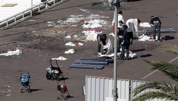 Anschlag in Nizza - Spurensicherung Policemen inspect the scene where a truck crashed late 14 July 2016 into the crowd during the Bastille Day celebrations in Nice, France, 15 July 2016. According to reports, at least 84 people died and many were wounded after a truck drove into the crowd on the famous Promenade des Anglais during celebrations of Bastille Day. The attacker, a 31-year old French-Tuninsian man, was shot to dead by the French police. Anti-terrorism police took over the investigation in the incident, media added. At least 84 people die in a truck attack in Nice !ACHTUNG: NUR REDAKTIONELLE NUTZUNG!  GRA044 20160715-636041780742905240