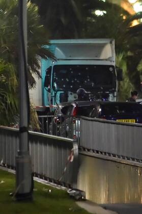 Bilder des Tages Anschlag in Nizza Der LKW, der in die Menschenmassen fuhr Anschlag in Nizza Terror Terroranschlag Attacke Terrorattacke - 14 07 2016 lionelURMAN PANORAMIC 