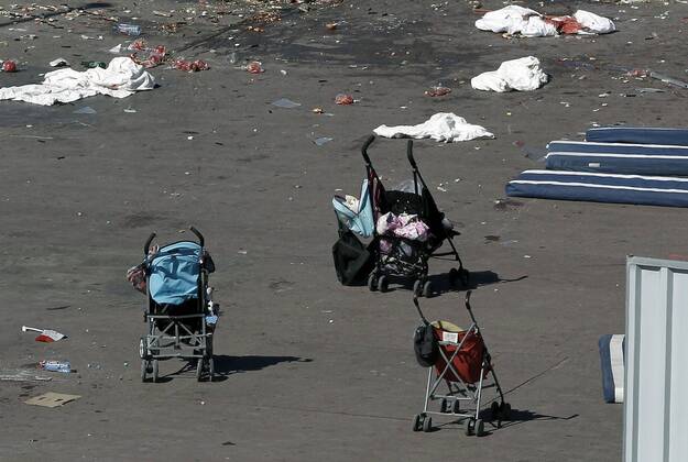 Bilder des Tages Anschlag in Nizza View of some baby carriage next to sheets that have been use to cover the bodies are seen the Promenade des Anglais where the truck crashed into the crowd during the Bastille Day celebrations, in Nice, France, 15 July 2016. According to reports, at least 84 people died and many were wounded after a truck drove into the crowd on the famous Promenade des Anglais during celebrations of Bastille Day in Nice, late 14 July. Anti-terrorism police took over the investigation in the incident, media added. Flowers and message to pay a tribute to victims !ACHTUNG: NUR REDAKTIONELLE NUTZUNG!  20160715-636042049796706296