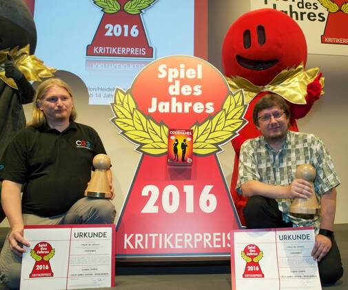 Einmal jaehrlich schauen Fans von analogen Brettspielen gebannt nach Berlin zur Verleihung vom Spiel des Jahres . 2016 hat das Sprachjonglierspiel Codenames das Rennen gemacht. Foto: Der Grafiker und Illustrator, Tomas Kucerovsky (l.) und der Entwickler des Spiels, Vlaada Chvatil vom Verlag Czech Games Edition, bei der Praesentation des Spiels Codenames am Montag (18.07.16) in Berlin. (Siehe epd-Meldung vom 18.07.2016) Sprachjonglierspiel Codenames ist Spiel des Jahres 2016 Copyright: epd-bild RolfxZoellner EDITORIAL USE ONLY