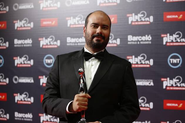 Colombian director Ciro Guierra shows his Best Director Award for El Abrazo de la Serpiente during the 3rd Platino Ibero-American Film Awards in Punta del Este, Uruguay, 24 July 2016. PREMIOS PLATINO !ACHTUNG: NUR REDAKTIONELLE NUTZUNG!  PLA058 20160725-636050237163304648