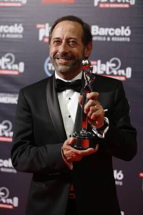 Argentinian actor Guillermo Francella poses with his Best Actor Award for El Clan during the 3rd Platino Ibero-American Film Awards in Punta del Este, Uruguay, 24 July 2016. PREMIOS PLATINO !ACHTUNG: NUR REDAKTIONELLE NUTZUNG!  PLA065 20160725-636050245136294381
