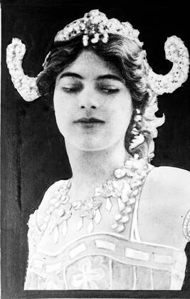 Mata Hari (stage name of Margaretha Geertruida Grietje Zelle -1876-1917). Dutch exotic dancer and courtesan arrested in Paris by the French, executed by firing squad for spying for Germany during World War I. Espionage WHA  !ACHTUNG AUFNAHMEDATUM GESCHÄTZT! Copyright: WHA UnitedArchives014951