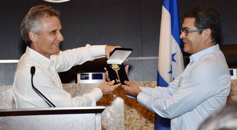 Honduran President Juan Orlando Hernandez (R) receives the keys of the city from Doral s Mayor Luigi Boria in Florida, United States, 27 July 2016. Hernandez applauded that the US Government extended the asylum programme for central american children but assured that the problem must be adressed at the roots by activating the Plan Alliance for Prosperity of the North Triangle of Central America. HONDURAN PRESIDENT URGES THE US TO ADRESS THE ROOTS OF THE MIGRATION PROBLEM !ACHTUNG: NUR REDAKTIONELLE NUTZUNG!  FLO001 20160727-636052566404294840