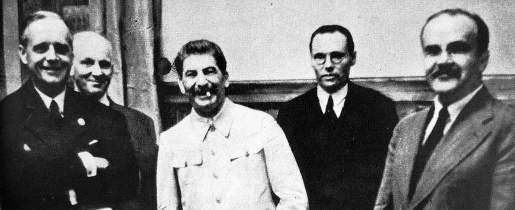 Photographic print of Joachim von Ribbentrop (1893-1946), Joseph Stalin (1878-1953), and Vyacheslav Molotov (1890-1986) meeting to sign the German-Soviet Pact in Moscow. Dated 20th Century WHA  !ACHTUNG AUFNAHMEDATUM GESCHÄTZT! Copyright: WHA UnitedArchivesWHA_083_0088