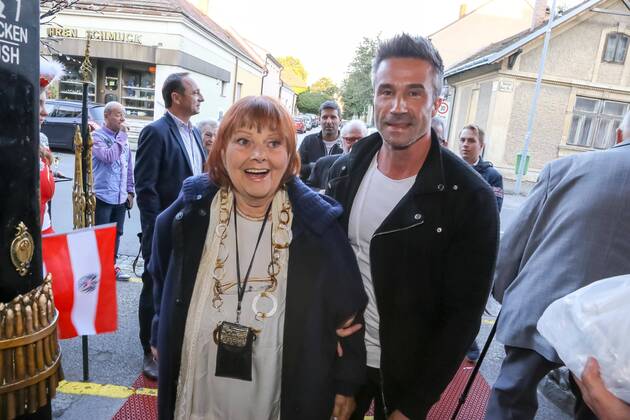 11.08.2016, Marchfelderhof Deutsch-Wagram, Goldener Hans Moser 2016, Ehrung v. Wiener Künstlerclub im Bild: Elfriede Ott -mit Adoptivsohn Goran David