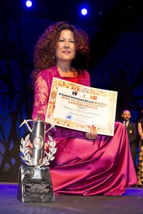 Spanish flamenco singer Antonia de la Cruz Contreras poses with her Lampara Minera Award at Cante de las Minas International Flamenco Festival in La Union, Spain, late 13 August 2016. Cante de Minas Festival !ACHTUNG: NUR REDAKTIONELLE NUTZUNG!  20160814-636067730377016180