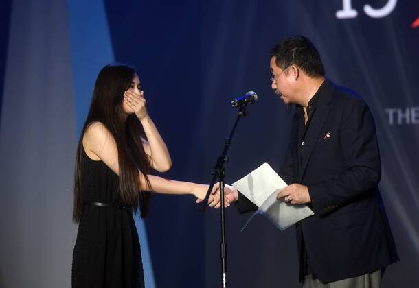 (160821) -- BEIJING, Aug. 21, 2016 -- Actor Liu Hua (R) awards Xie Chengcen from Sichuan Conservatory of Music for best performance during the 15th Gold Hedgehog College Students Theater Festival in Beijing, capital of China, Aug. 21, 2016. 18 plays received awards in the festival Sunday out of 112 plays from 81 colleges around the nation. ) (wyl) CHINA-BEIJING-COLLEGE STUDENTS-THEATER FESTIVAL (CN) JinxLiangkuai 