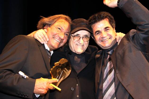 090908) -- MONTREAL, Sept. 8, 2009 -- French director Tony Gatlif (L) poses for photos with president of the 33rd Montreal World Film Festival Serge Losique (C) and film festival jury president Jafar Panahi in Montreal, Canada, Sept. 7, 2009. Tony Gatlif s Korkoro (Freedom) won the top prize, the Grand Prix of the Americas. The Montreal World Film Festival ran from Aug. 27 to Sept. 7. Yang Shilong) (zcq)  - ZUMAx10_