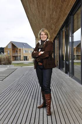 Baufritz Erkheim, DEU, 27.11.2009 Dagmar Fritz-Kramer, Geschäftsführerin der Baufritz GmbH & Co.KG. Im Hintergrund eines der Musterhäuser von Baufritz. Das Unternehmen wurde schon mehrmals für sein ökologisches Bauen sowie nachhaltigem Einkauf ausgezeichnet. Erkheim Bayern Bayern DEU, Deutschland DEU, Deutschland Copyright: argumx xFalkxHeller