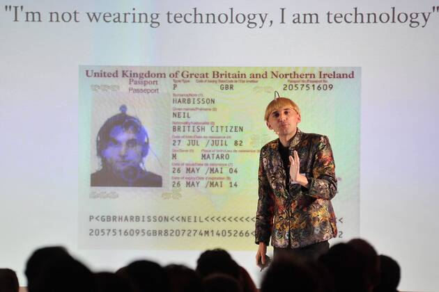 19.Goldener Computerpreis 2016 Neil Harbission erzaehlt aus seinem Leben als ernannter Cyborg Verleihung des 19. Goldener Computers der Fachzeitschrift Computer Bild im Axel-Springer-Haus in Berlin am 30.08.2016