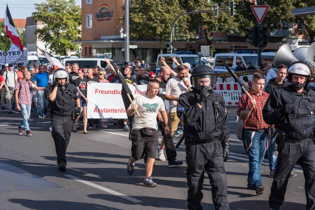 Frankfurt a.d. Oder Protest gegen Nazidemonstration Nazidemonstration in Frankfurt an der Oder. Ca. 120 Nazis aus Berlin und Brandenburg zogen am Samstag den 3. September 2016 mit einer Demonstration durch Frankfurt an der Oder. Angekuendigt war der Aufmarsch als grenzuebergreifende Demonstration von deutschen und polnischen Nazis gegen Islam und Fluechtlinge, es nahmen jedoch nur zwei Personen aus Polen teil. In Redebeitraegen und Parolen wurde gegen die Kriminalitaet aus Osteuropa gehetzt und behauptet es faende eine gewollte Uberfremdung der deutschen Heimat durch Fluechtlinge statt. Angefuehrt wurde die Demonstration von der Oderbruecke zum Bahnhof von der rechtsextremen Kleinstpartei Der 3. Weg . Des Weiteren nahmen Mitglieder von unabhaengigen Buergerinitiativen gegen Fluechtlinge, der NPD, sog. Freien Kameradschaften und Mitgliedern der rechtsextremen Gruppe Die Identita