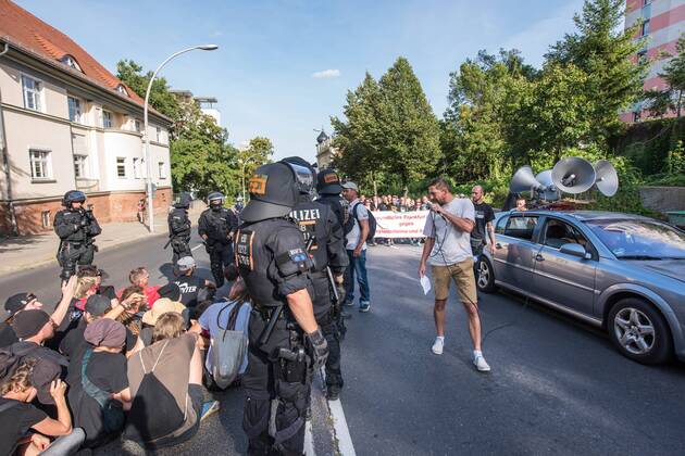 Bilder des Tages Frankfurt a.d. Oder Protest gegen Nazidemonstration Nazidemonstration in Frankfurt an der Oder. Ca. 120 Nazis aus Berlin und Brandenburg zogen am Samstag den 3. September 2016 mit einer Demonstration durch Frankfurt an der Oder. Angekuendigt war der Aufmarsch als grenzuebergreifende Demonstration von deutschen und polnischen Nazis gegen Islam und Fluechtlinge, es nahmen jedoch nur zwei Personen aus Polen teil. In Redebeitraegen und Parolen wurde gegen die Kriminalitaet aus Osteuropa gehetzt und behauptet es faende eine gewollte Uberfremdung der deutschen Heimat durch Fluechtlinge statt. Angefuehrt wurde die Demonstration von der Oderbruecke zum Bahnhof von der rechtsextremen Kleinstpartei Der 3. Weg . Des Weiteren nahmen Mitglieder von unabhaengigen Buergerinitiativen gegen Fluechtlinge, der NPD, sog. Freien Kameradschaften und Mitgliedern der rechtsextremen Gruppe Die Identita