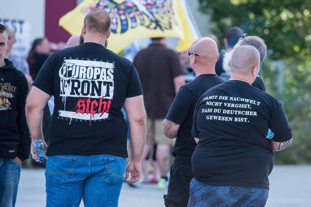 Frankfurt a.d. Oder Protest gegen Nazidemonstration Nazidemonstration in Frankfurt an der Oder. Ca. 120 Nazis aus Berlin und Brandenburg zogen am Samstag den 3. September 2016 mit einer Demonstration durch Frankfurt an der Oder. Angekuendigt war der Aufmarsch als grenzuebergreifende Demonstration von deutschen und polnischen Nazis gegen Islam und Fluechtlinge, es nahmen jedoch nur zwei Personen aus Polen teil. In Redebeitraegen und Parolen wurde gegen die Kriminalitaet aus Osteuropa gehetzt und behauptet es faende eine gewollte Uberfremdung der deutschen Heimat durch Fluechtlinge statt. Angefuehrt wurde die Demonstration von der Oderbruecke zum Bahnhof von der rechtsextremen Kleinstpartei Der 3. Weg . Des Weiteren nahmen Mitglieder von unabhaengigen Buergerinitiativen gegen Fluechtlinge, der NPD, sog. Freien Kameradschaften und Mitgliedern der rechtsextremen Gruppe Die Identita