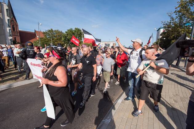 Frankfurt a.d. Oder Protest gegen Nazidemonstration Nazidemonstration in Frankfurt an der Oder. Ca. 120 Nazis aus Berlin und Brandenburg zogen am Samstag den 3. September 2016 mit einer Demonstration durch Frankfurt an der Oder. Angekuendigt war der Aufmarsch als grenzuebergreifende Demonstration von deutschen und polnischen Nazis gegen Islam und Fluechtlinge, es nahmen jedoch nur zwei Personen aus Polen teil. In Redebeitraegen und Parolen wurde gegen die Kriminalitaet aus Osteuropa gehetzt und behauptet es faende eine gewollte Uberfremdung der deutschen Heimat durch Fluechtlinge statt. Angefuehrt wurde die Demonstration von der Oderbruecke zum Bahnhof von der rechtsextremen Kleinstpartei Der 3. Weg . Des Weiteren nahmen Mitglieder von unabhaengigen Buergerinitiativen gegen Fluechtlinge, der NPD, sog. Freien Kameradschaften und Mitgliedern der rechtsextremen Gruppe Die Identita