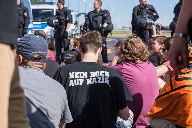Frankfurt a.d. Oder Protest gegen Nazidemonstration Protest gegen Nazidemonstration in Frankfurt an der Oder. Mehrere hundert Menschen protestierten am Samstag den 3. September 2016 in Frankfurt an der Oder gegen eine Demonstration von ca. 150 Nazis aus Berlin und Brandenburg. Einige Personen versuchten mit Sitzblockaden die Demonstration zu verhindern, die Polizei fuehrte die Nazis jedoch an den Blockierern vorbei. Vereinzelt wurden Personen, die versuchten die Demonstrationsroute zu blockieren, von der Polizei mit Tritten und Schlagstockeinsatz von der Strasse vertrieben. 3.9.2016, Frankfurt an der Oder
