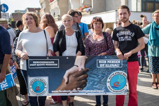 Frankfurt a.d. Oder Protest gegen Nazidemonstration Protest gegen Nazidemonstration in Frankfurt an der Oder. Mehrere hundert Menschen protestierten am Samstag den 3. September 2016 in Frankfurt an der Oder gegen eine Demonstration von ca. 150 Nazis aus Berlin und Brandenburg. Einige Personen versuchten mit Sitzblockaden die Demonstration zu verhindern, die Polizei fuehrte die Nazis jedoch an den Blockierern vorbei. Vereinzelt wurden Personen, die versuchten die Demonstrationsroute zu blockieren, von der Polizei mit Tritten und Schlagstockeinsatz von der Strasse vertrieben. 3.9.2016, Frankfurt an der Oder