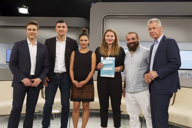 Constantin Schreiber, Marco Huck, Nazan Eckes (schwanger 7.Monat) Preistraegerin Enactus Bayreuth Firas al-Shater und Peter Kloeppel - Preisverleihung des RTL Com. mit Award auf der IFA in Berlin am 07.09.2016. RTL COM.MIT AWARD