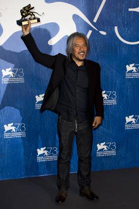 Bilder des Tages Filmfestspiele Venedig - Die Preisträger IPP DanieleCifal 10 09 2016 73. Mostra Internazionale d Arte Cinematografica Festival del Cinema di Venezia Filmfestival - Leone d Oro miglior film Lav Diaz  0