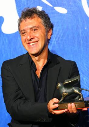 VENICE, Sept. 10, 2016 -- Director Reha Erdem poses with the Special Orizzonti Jury Prize for his movie Koca Dunya (Big Big World) during the award winners photocall of the 73rd Venice Film Festival in Venice, Italy, on Sept. 10, 2016. )(axy) ITALY-VENICE-73RD FILM FESTIVAL-AWARD GongxBing 