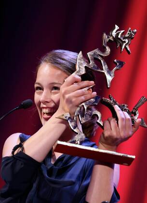 VENICE, Sept. 10, 2016 -- Actress Paula Beer poses with the Marcello Mastroianni Award to Best New Young Actress for her role in Frantz during the award ceremony at the 73rd Venice Film Festival, at the Lido of Venice, Italy, Sept. 10, 2016. The Woman Who Left by Philippine director Lav Diaz won the Golden Lion, the highest prize presented at the 73rd Venice International Film Festival which concluded here on Saturday evening. )(axy) ITALY-VENICE-73RD FILM FESTIVAL-AWARD JinxYu 