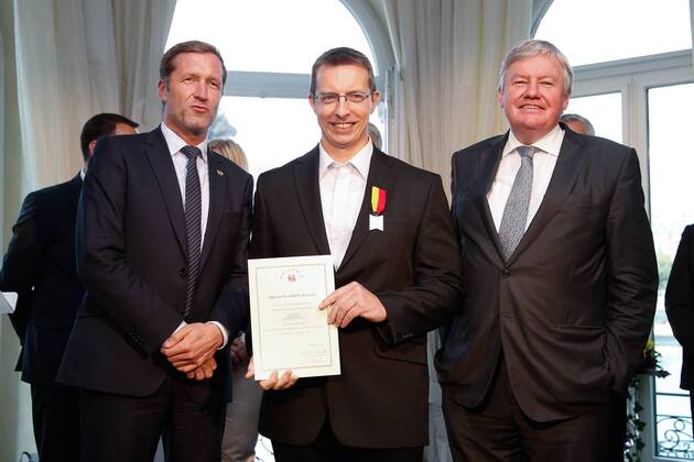 Walloon Minister President Paul Magnette, Michael Gillon, astrophysicien découvreur d exoplanetes (chevalier) and Walloon Minister of Economy, Industry, Innovation and IT Jean-Claude Marcourt pictured during the award ceremony for the sixth edition of the Merites Wallons by the Walloon Government at the Elysette, in Jambes, Namur, Thursday 15 September 2016.  BRUNOxFAHY 04932353