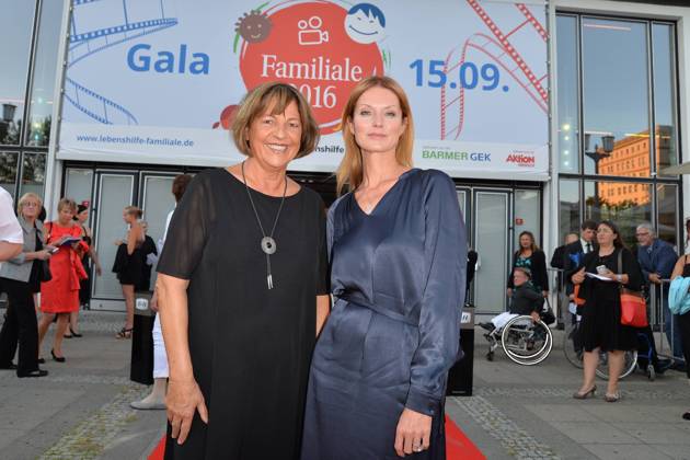 Gala der Familiale 2016 Ulla Schmidt, Esther Schweins, Schirmherrin der Lebenshilfe Preisverleihung der 1.ten Familiale 2016, Abschlussgala des Filmwettbewerbes der Lebenshilfe unter dem Motto; Drehen sie ihr eigenes Ding; im Kosmos in Berlin am 15.09.2016