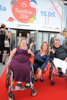 Gala der Familiale 2016 Iris Westermann, Esther Schweins, Schirmherrin der Lebenshilfe, Volker Westermann Preisverleihung der 1.ten Familiale 2016, Abschlussgala des Filmwettbewerbes der Lebenshilfe unter dem Motto; Drehen sie ihr eigenes Ding; im Kosmos in Berlin am 15.09.2016