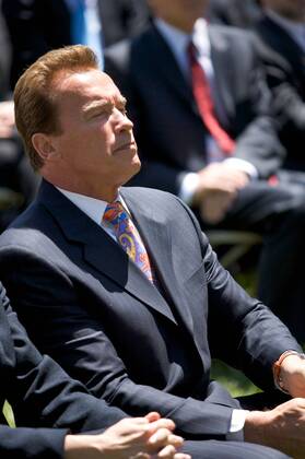 May 19, 2009 - Washington, District of Columbia, USA - California Governor ARNOLD SCHWARZENEGGER watches as President Obama delivers an announcement on National Fuel Efficiency Policy with the Heads of all the automakers in attendance and other guests in the Rose Garden at The White House in Washington D.C. - ZUMAse4_
