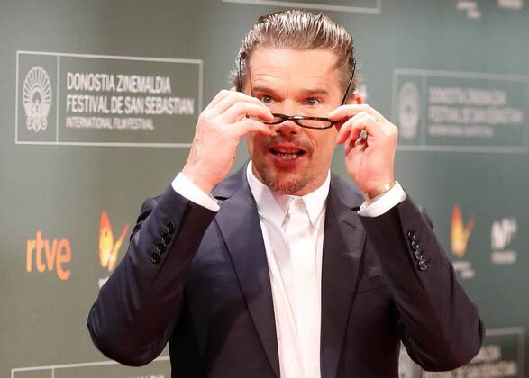 US actor Ethan Hawke poses upon arrival to the 64th edition of the San Sebastian International Film Festival in San Sebastian, northern Spain, 17 September 2016. Hawke received the Donostia award in recognition to his career. The festival will run from 16 to 24 September 2016. EPA Juan Herrero SAN SEBASTIAN INTERNATIONAL FILM FESTIVAL !ACHTUNG: NUR REDAKTIONELLE NUTZUNG!  GRA506 20160918-636097968300897734