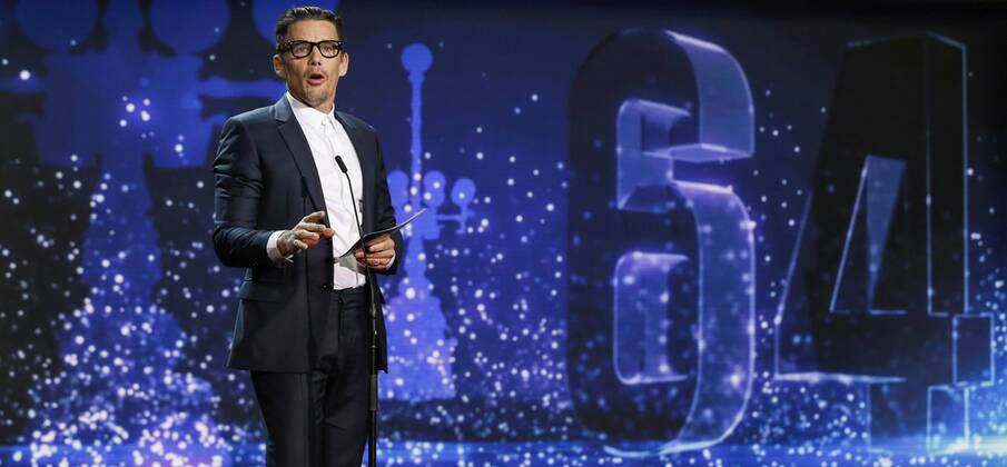 US actor Ethan Hawke delivers a speech before receiving the Donostia award in recognition to his career during the 64th edition of the San Sebastian International Film Festival in San Sebastian, northern Spain, 17 September 2016. The festival will run from 16 to 24 September 2016. SAN SEBASTIAN INTERNATIONAL FILM FESTIVAL !ACHTUNG: NUR REDAKTIONELLE NUTZUNG!  GRA506 20160918-636097968915373856