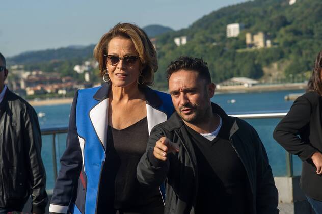 Sigourney Weaver with Juan Antonio Bayona during a photocall ahead of receiving tonight the Donostia Award for her contribution to the cinema, at 64rd San Sebastian Film Festival on September 21, 2016 in San Sebastian, Spain.  JosexIgnacioxUnanue Sigourney Weaver - 64rd San Sebastian Film Festiva