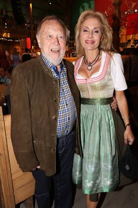 Joseph Vilsmaier mit Freundin Birgit Muth Radio Gong Wiesnstammtisch Wiesn Volksfest Theresienwiese Weinzelt München 21. September 2016