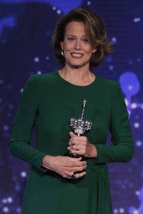 Filmfestival San Sebastian - Donostia Award Sigourney Weaver Sigourney Weaver receives the Donostia award 2016 to a lifetime achievements during the 64th San Sebastian film festival at the Kursaal in San Sebastian, Spain. CELEBRITIES : Sigourney Weaver receives the Donostia award 2016 - San Sebastian - 21 09 2016 WALTERKOVACS PANORAMIC 