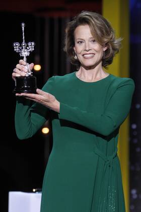Filmfestival San Sebastian - Donostia Award Sigourney Weaver Sigourney Weaver receives the Donostia award 2016 to a lifetime achievements during the 64th San Sebastian film festival at the Kursaal in San Sebastian, Spain. CELEBRITIES : Sigourney Weaver receives the Donostia award 2016 - San Sebastian - 21 09 2016 WALTERKOVACS PANORAMIC 