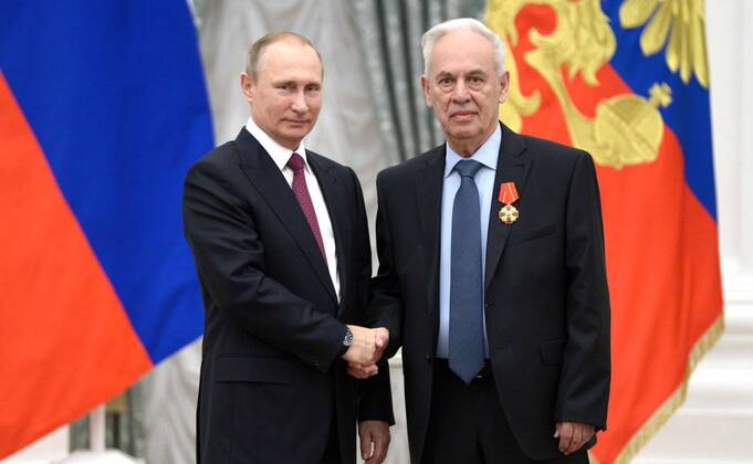 September 22, 2016. - Russia, Moscow. - Russian President Vladimir Putin (left) and chief designer of Sukhoi Design Bureau Rollan Martirosov at the ceremony of giving state awards for outstanding achievements in the Catherine Hall in Kremlin. KremlinxxPool 
