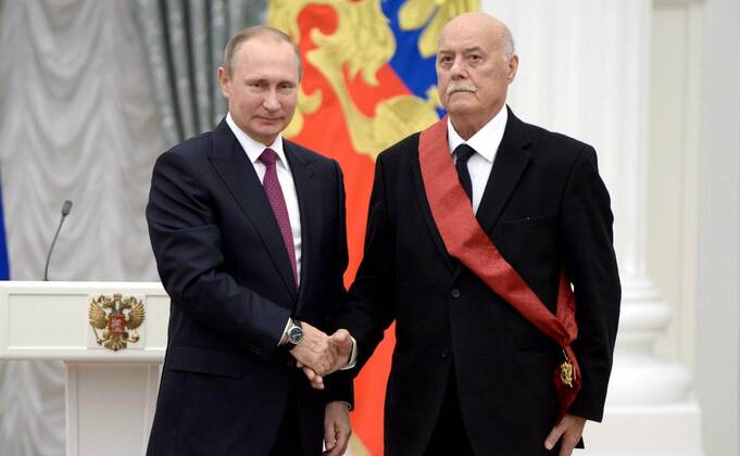 September 22, 2016. - Russia, Moscow. - Russian President Vladimir Putin (left) and Chairman of State Duma Committee on Culture Stanislav Govorukhin at the ceremony of giving state awards in the Catherine Hall in Kremlin. KremlinxxPool 