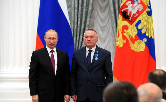 September 22, 2016. - Russia, Moscow. - Russian President Vladimir Putin (left) and electrician Aleksandr Prodovikov (Ekaterinburg) at the ceremony of giving state awards in the Catherine Hall in Kremlin. KremlinxxPool 