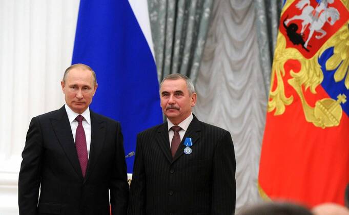 September 22, 2016. - Russia, Moscow. - Russian President Vladimir Putin (left) and adjuster of machine tools and manipulators with JSC Aviation gearboxes and transmissions - Perm Motors program management Aleksander Kharitonov at the ceremony of giving state awards for outstanding achievements in the Catherine Hall in Kremlin. KremlinxxPool 