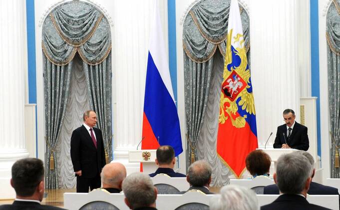 September 22, 2016. - Russia, Moscow. - Nurbagand Nurbagandov (right) father of police lieutenant Magomed Nurbagandov, speaks at the presentation of state awards by Russian President Vladimir Putin (left) at the Kremlin, after receiving the Hero of Russia Star awarded to his son posthumously. KremlinxxPool 